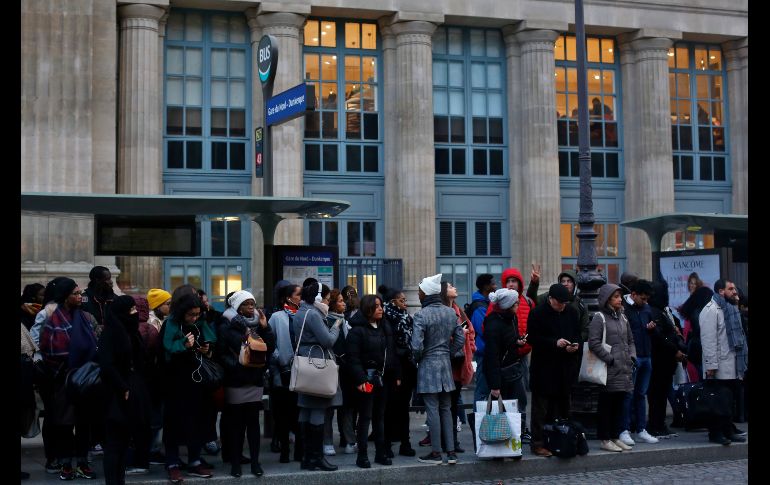 Una larga fila en una parada de autobús afuera de la estación de trenes Gare du Nord, en París. AP/T. Camus