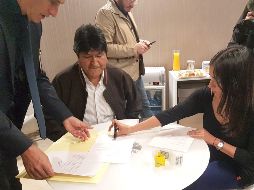 Evo Morales en el momento de firmar su solicitud de refugio, minutos después de llegar a Argentina. EFE/EPA