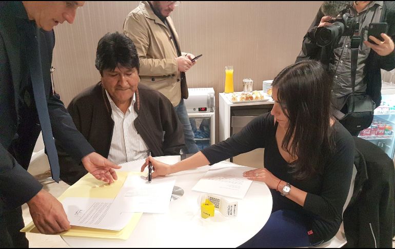Evo Morales en el momento de firmar su solicitud de refugio, minutos después de llegar a Argentina. EFE/EPA
