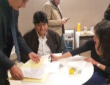 Evo Morales en el momento de firmar su solicitud de refugio, minutos después de llegar a Argentina. EFE/EPA