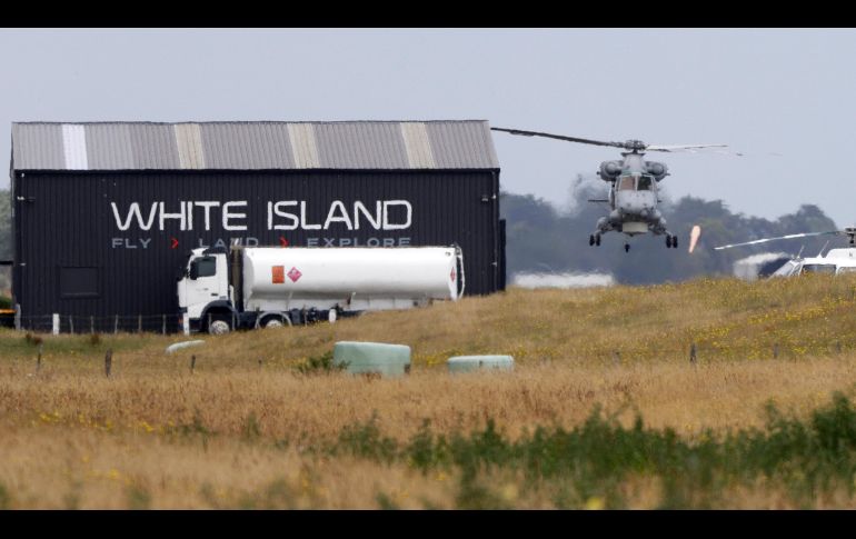 Un helicóptero de la Marina sobrevuela en el aeropuerto de Whakatane, durante el operativo de rescate. AP/M. Baker