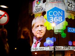 Los resultados del sondeo se proyectan en el edificio de la BBC en Londres. Para obtener la mayoría absoluta, Johnson necesitará 326 escaños. AFP/T. Akmen
