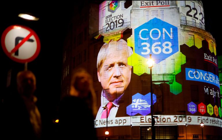 Los resultados del sondeo se proyectan en el edificio de la BBC en Londres. Para obtener la mayoría absoluta, Johnson necesitará 326 escaños. AFP/T. Akmen