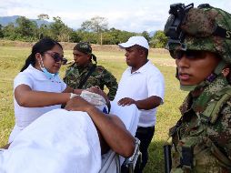 Fotografía cedida por la gobernación de Boyacá de una enfermera que brinda los primeros auxilios a un soldado herido tras la explosión de un carro bomba en Cubará. EFE/D. Bejarano