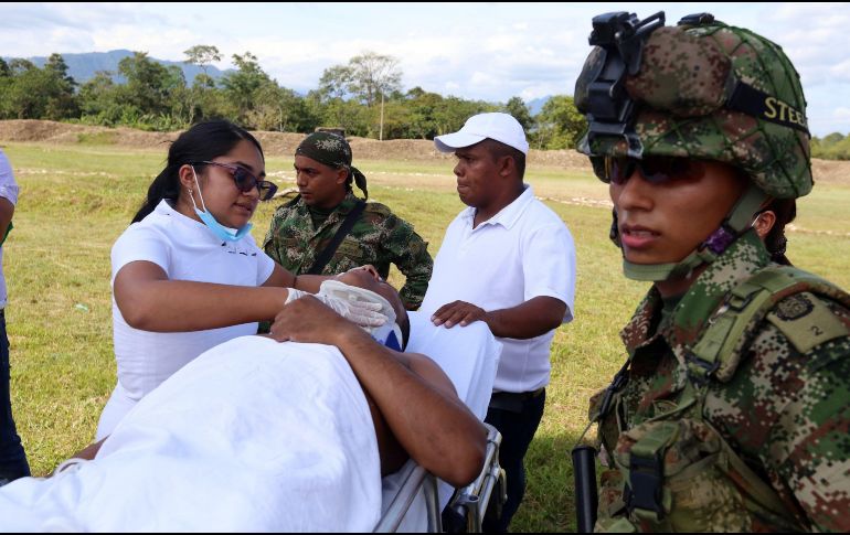 Fotografía cedida por la gobernación de Boyacá de una enfermera que brinda los primeros auxilios a un soldado herido tras la explosión de un carro bomba en Cubará. EFE/D. Bejarano