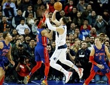 Doncic se eleva para realizar un disparo en el juego de ayer entre Dallas y Detroit en la Arena Ciudad de México. EFE/J. Méndez