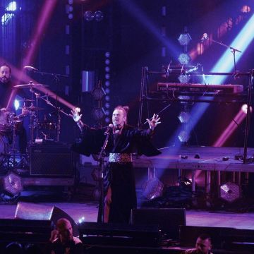 Café Tacvba tuvo como teloneros a Los Tres, a quienes homenajearon en 2002 con el álbum 