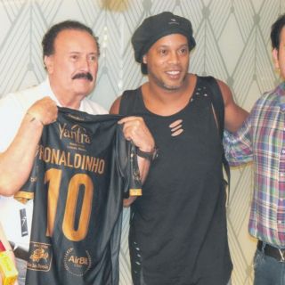 Ronaldinho, galardonado por su contribución a la paz