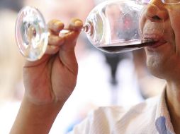 Uno de los hallazgos más relevantes por los especialistas ha sido comprobar que el vino tinto activa una proteína que regula a otras para mejorar el funcionamiento celular. EFE / ARCHIVO
