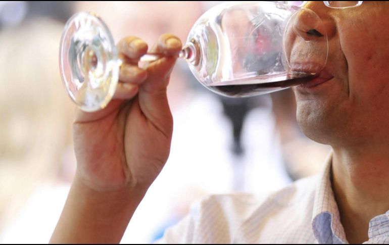 Uno de los hallazgos más relevantes por los especialistas ha sido comprobar que el vino tinto activa una proteína que regula a otras para mejorar el funcionamiento celular. EFE / ARCHIVO