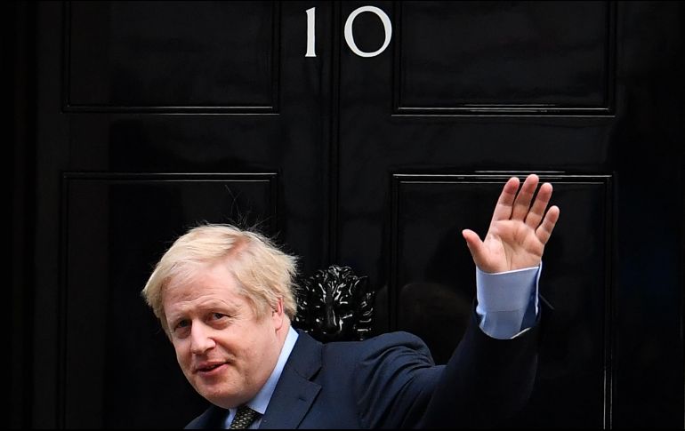 Boris Johnson se dirige a a ver a la reina Isabel II en el Palacio de Buckingham, en Londres. Johnson obtuvo una aplastante mayoría en las legislativas de ayer. AFP/B. Stansall
