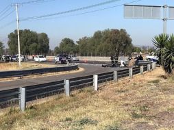 Vista general que muestra a policías estatales custodiando la zona donde fueron encontrados los restos de los policías. EFE/STR
