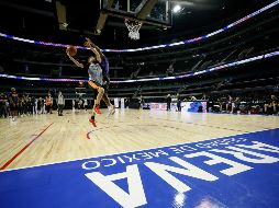 Jugadores de los Suns impartieron ayer una clínica previo al encuentro de hoy ante los Spurs. AP/R. Blackwell