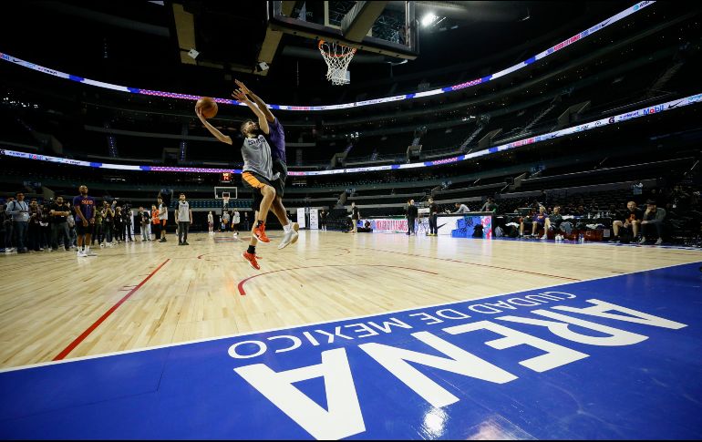 Jugadores de los Suns impartieron ayer una clínica previo al encuentro de hoy ante los Spurs. AP/R. Blackwell