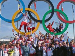 En 2014, funcionarios rusos celebraron con sus campeones de los Olímpicos de Invierno, varios de ellos dopados. AFP/M. Klimentyev