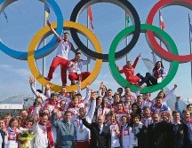 En 2014, funcionarios rusos celebraron con sus campeones de los Olímpicos de Invierno, varios de ellos dopados. AFP/M. Klimentyev
