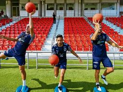 Rogelio Funes, Jonathan Urretavizcaya y Nicolás Sánchez cambiaron de balón. Twitter/@rayados