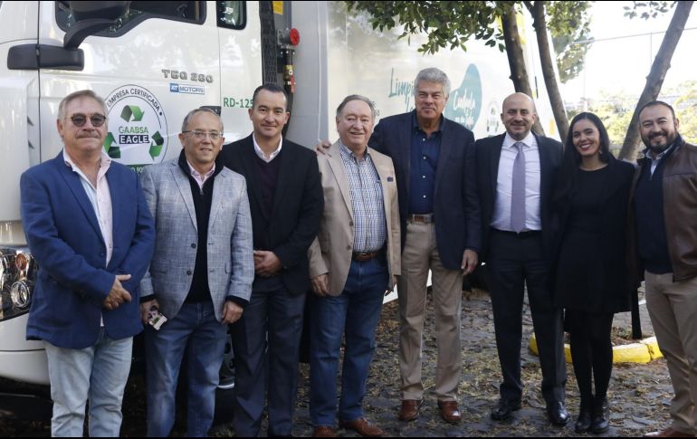Ayer se anunció que se sumaron 25 vehículos. En la imagen, el alcalde tapatío (corbata) y personal de la empresa Caabsa Eagle. FACEBOOK/GuadalajaraGob