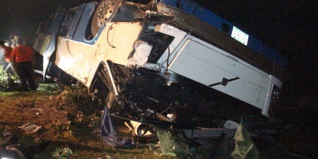 Volcadura de cami&oacute;n en Hidalgo deja una mujer muerta y 36 heridos