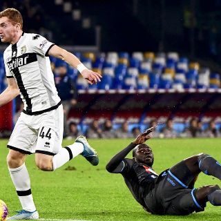 "Chucky" Lozano y Napoli caen en casa ante Parma