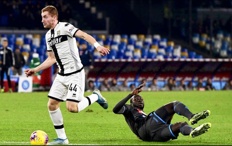 Napoli intentó por diferentes medios el empate, pero no podía contra la férrea defensiva del Parma. EFE / C. Fusco