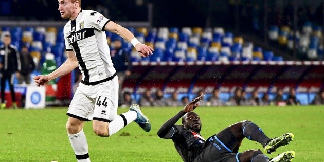 "Chucky" Lozano y Napoli caen en casa ante Parma