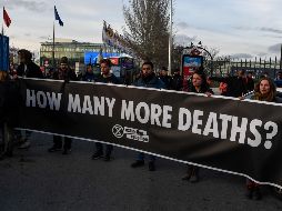 Manifestantes protestan contra el calentamiento global en Madrid, donde se lleva a cabo la Cumbre de Clima. AFP/O. del Pozo