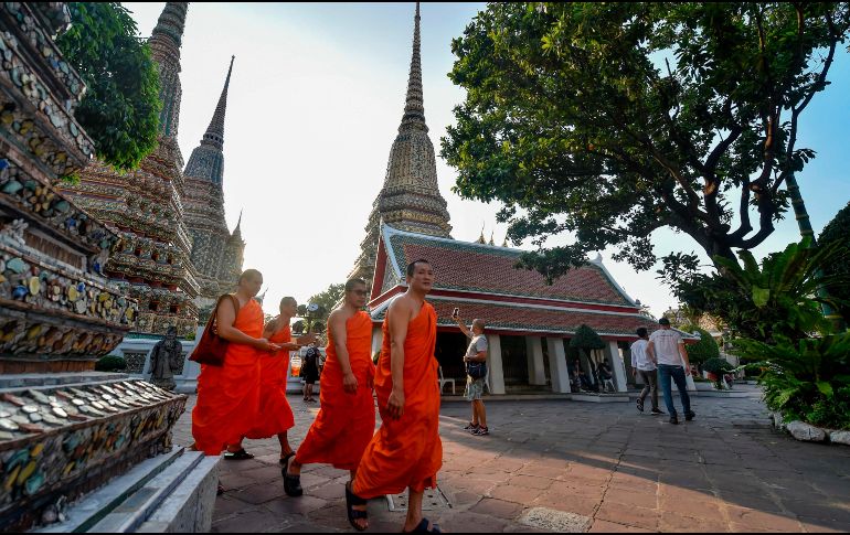 Tradicional. La imagen usual de los monjes budistas todavía atrae al turismo. AFP