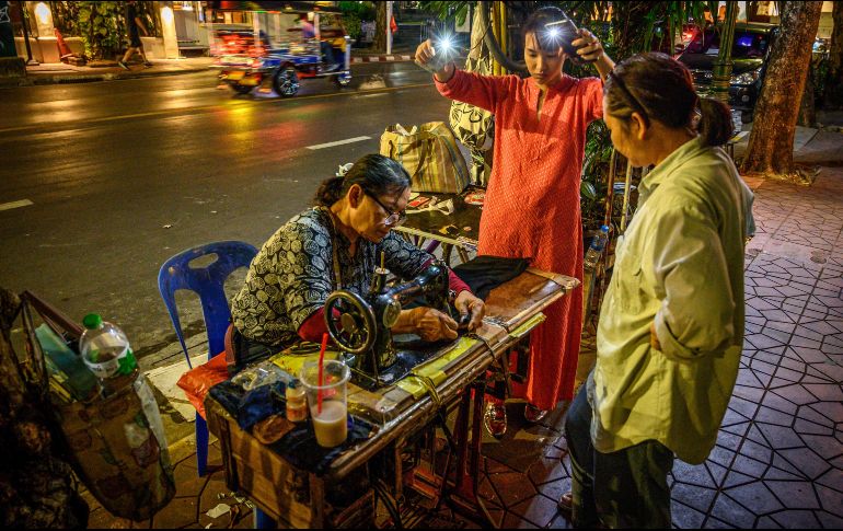De todo. Es posible encontrar incluso costureras en la capital tailandesa. AFP