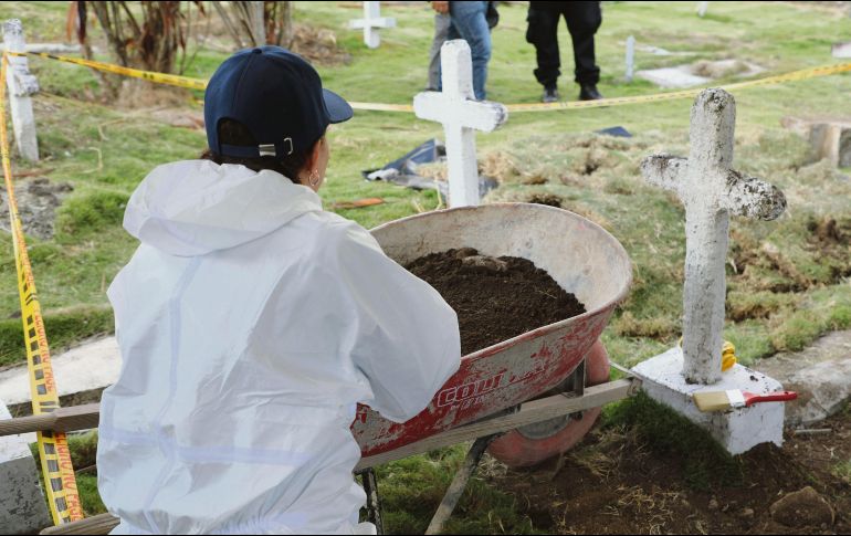 Peritos forenses trabajan en el cementerio del municipio de Dabeiba. EFE