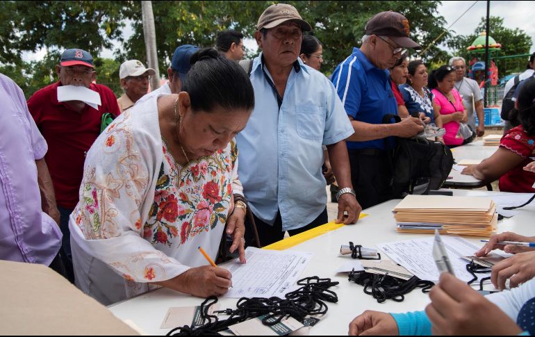 Habitantes de Mérida, en Yucatán, participan este domingo de la consulta. EFE/C. Moreno