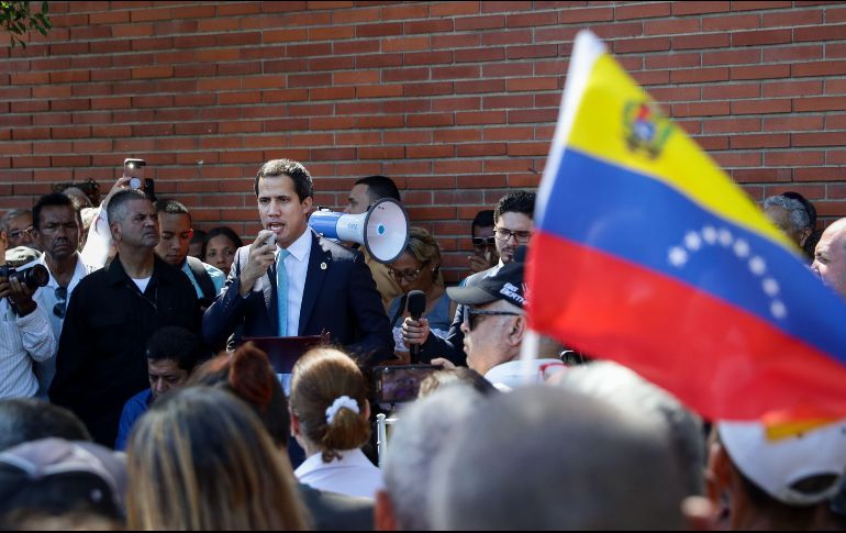 Juan Guaidó participa en la sesión de la Asamblea Nacional en conmemoración de los 20 años de la Constitución en La Guaira, Venezuela. EFE/R. Peña
