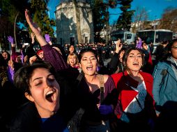 Jóvenes interpretan la coreografía de 