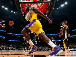 LeBron James fue el líder anotador de los Lakers un día después de haber viajado a Ohio para ver a su hijo en un partido de preparatoria. AFP/K. Cox