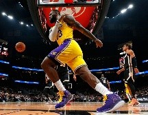 LeBron James fue el líder anotador de los Lakers un día después de haber viajado a Ohio para ver a su hijo en un partido de preparatoria. AFP/K. Cox