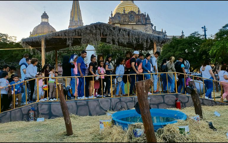 Vistas. Los paseantes disfrutan de la oferta cultural de la temporada. EL INFORMADOR/E. Barrera