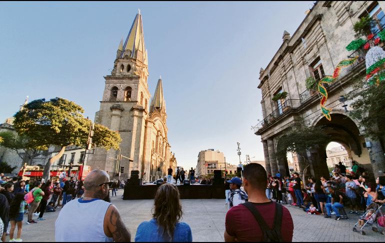 Música. Con diversas intervenciones, la zona de la Rotonda también atrae a visitantes. EL INFORMADOR/E. Barrera