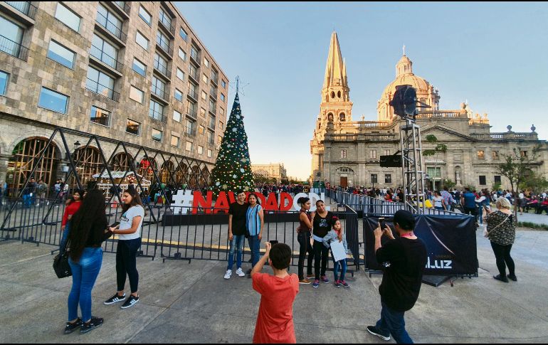 #NavidadGDL. La Plaza de Armas ofrece un espectáculo de luz y sonido para los paseantes. EL INFORMADOR/E. Barrera