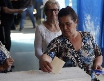 Habitantes de la comuna de Renca, en Santiago, votan en la consulta ciudadana realizada este domingo. En la jornada participaron  2.1 millones de votantes EFE/J. Caviedes