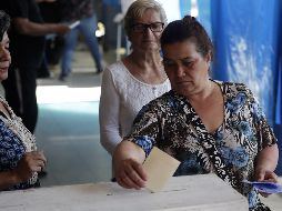 Habitantes de la comuna de Renca, en Santiago, votan en la consulta ciudadana realizada este domingo. En la jornada participaron  2.1 millones de votantes EFE/J. Caviedes