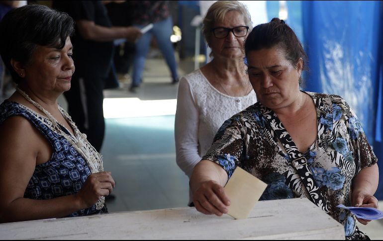 Habitantes de la comuna de Renca, en Santiago, votan en la consulta ciudadana realizada este domingo. En la jornada participaron  2.1 millones de votantes EFE/J. Caviedes