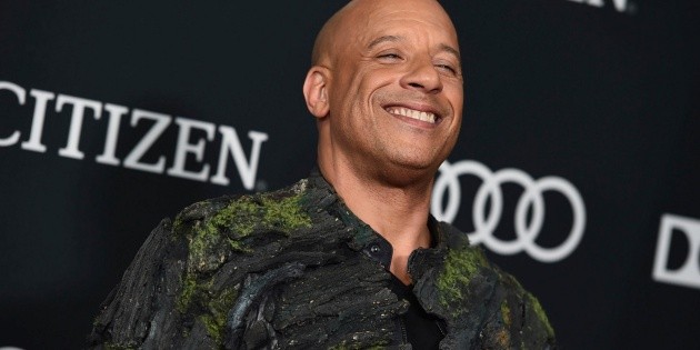 Vin Diesel posa desnudo; imita obra del pl&aacute;tano