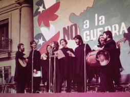 Cuando Quilapayún cantó por primera vez la melodía tuvo que hacerlo apoyado con textos, pues no se sabían la letra de memoria. Atrás, un letrero que dice: 