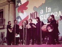 Cuando Quilapayún cantó por primera vez la melodía tuvo que hacerlo apoyado con textos, pues no se sabían la letra de memoria. Atrás, un letrero que dice: 