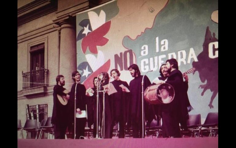 Cuando Quilapayún cantó por primera vez la melodía tuvo que hacerlo apoyado con textos, pues no se sabían la letra de memoria. Atrás, un letrero que dice: 