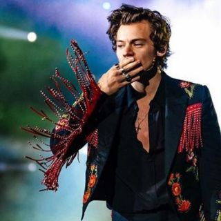 Harry Styles defiende su derecho a usar ropa de mujer