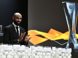 Frédéric Kanouté, exfutbolista del Sevilla fue una de las figuras que encabezó el sorteo para conocer las llaves del certamen continental. AFP/F. Coffrini