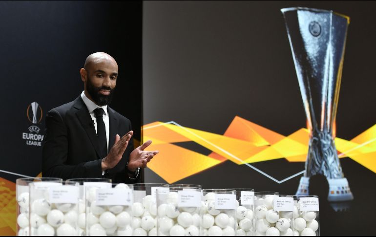 Frédéric Kanouté, exfutbolista del Sevilla fue una de las figuras que encabezó el sorteo para conocer las llaves del certamen continental. AFP/F. Coffrini