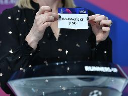 Kelly Smith sostiene la papeleta del Real Madrid, que se enfrentará al Manchester City. AFP/F. Coffrini