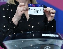 Kelly Smith sostiene la papeleta del Real Madrid, que se enfrentará al Manchester City. AFP/F. Coffrini